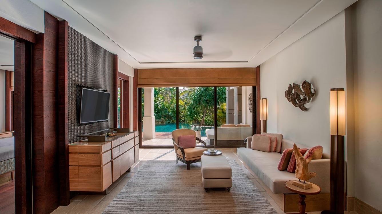 rooms-the-ritz-carlton-suite-with-pool