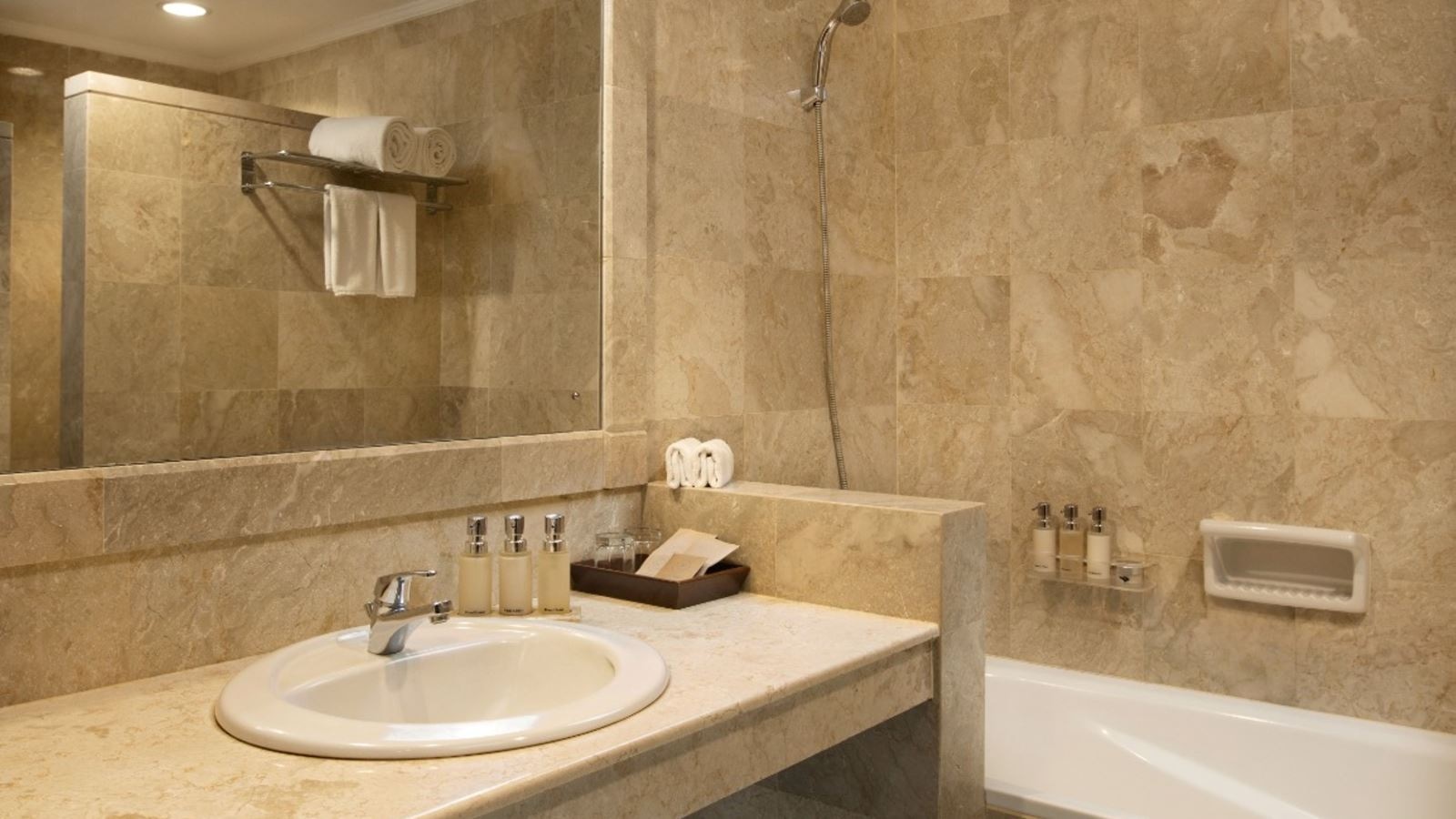 rooms-deluxe-room-pool-view