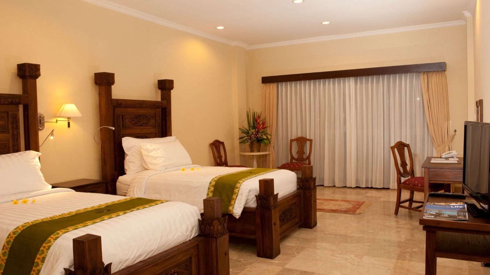 rooms-deluxe-room-pool-view