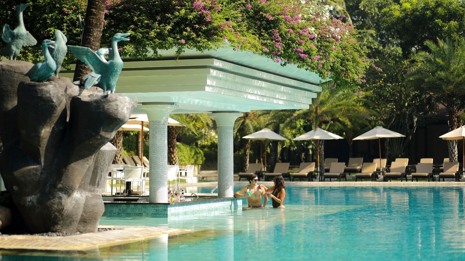 restaurants-seruni-sunken-pool-bar