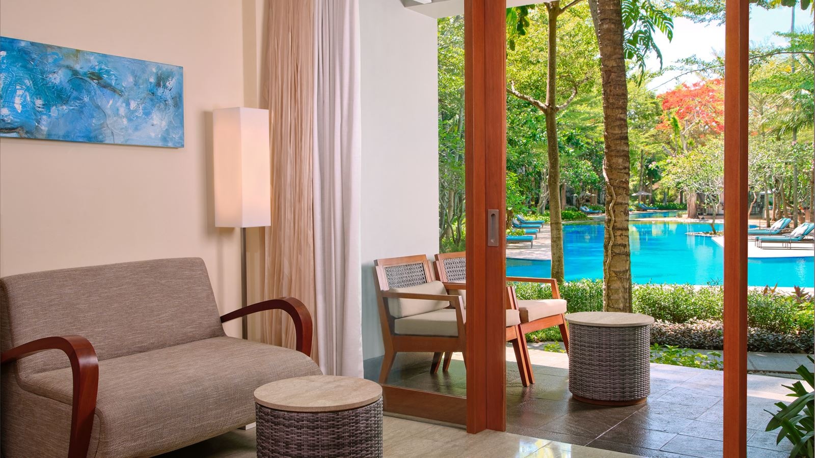 rooms-deluxe-pool-terrace