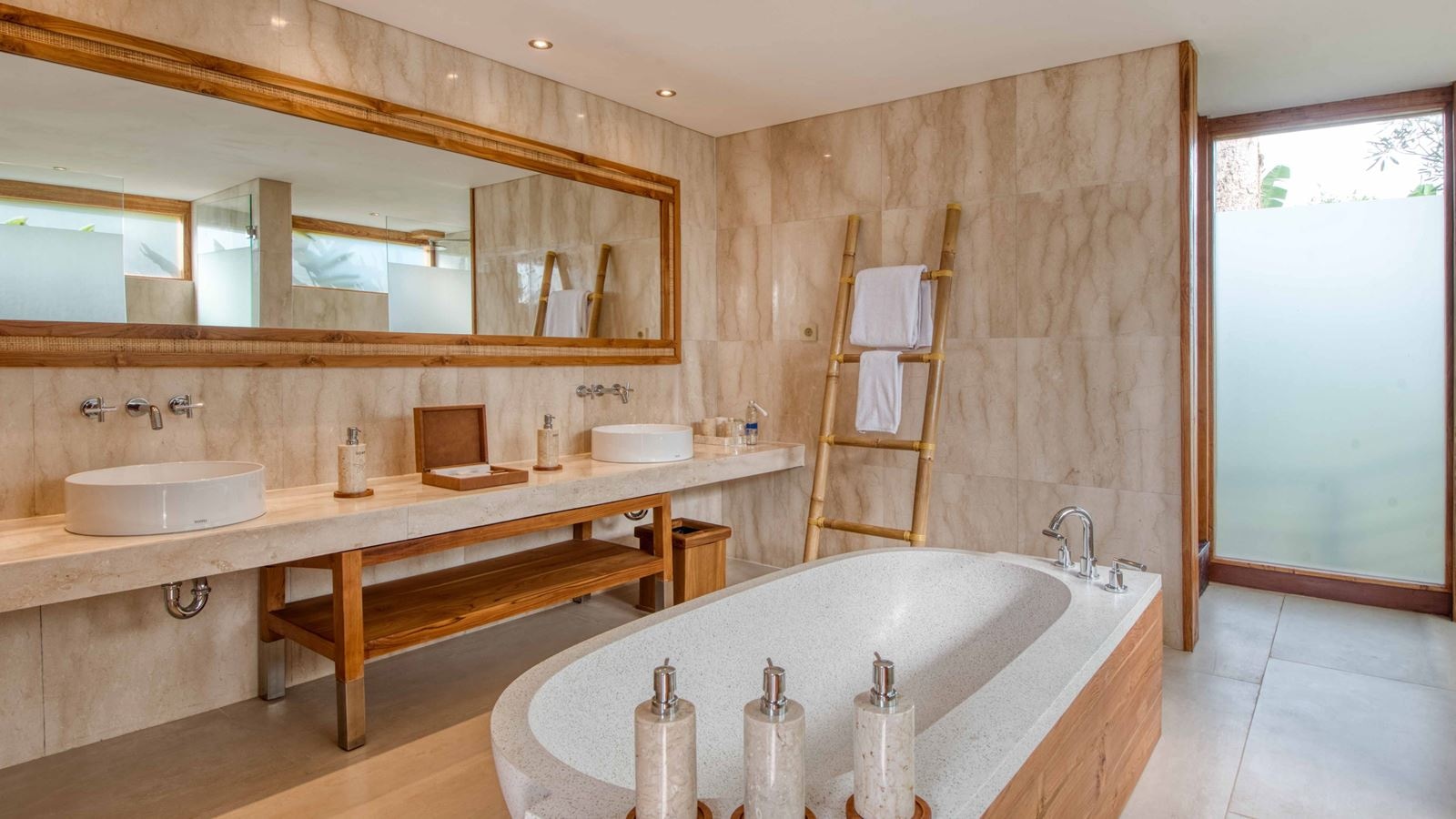 rooms-deluxe-suite-with-privare-hot-tub