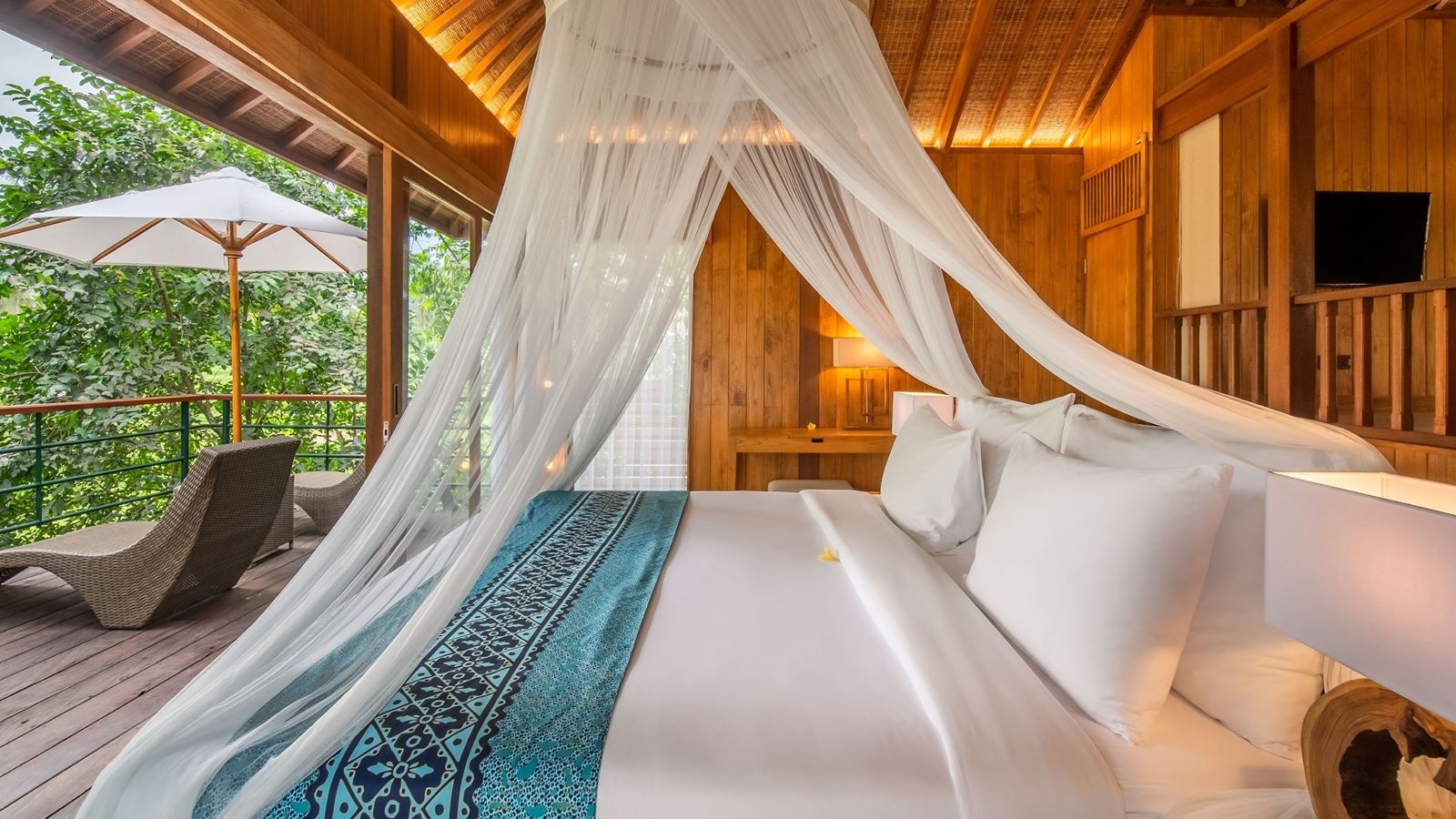 rooms-deluxe-suite-with-privare-hot-tub