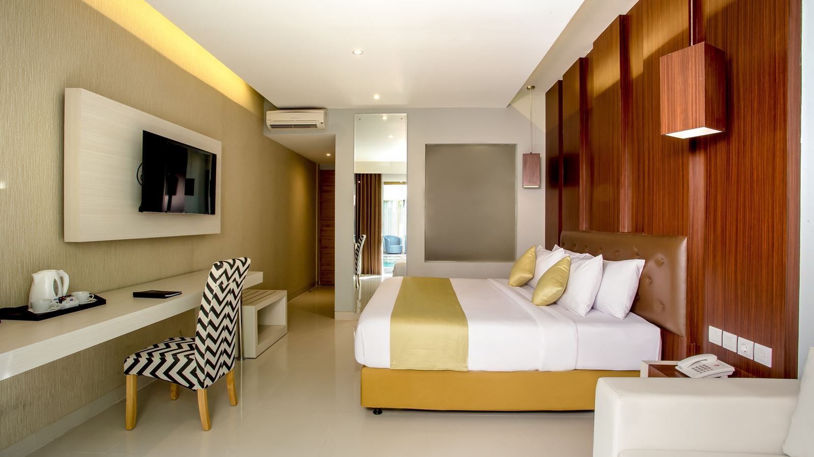 rooms-deluxe-pool-view