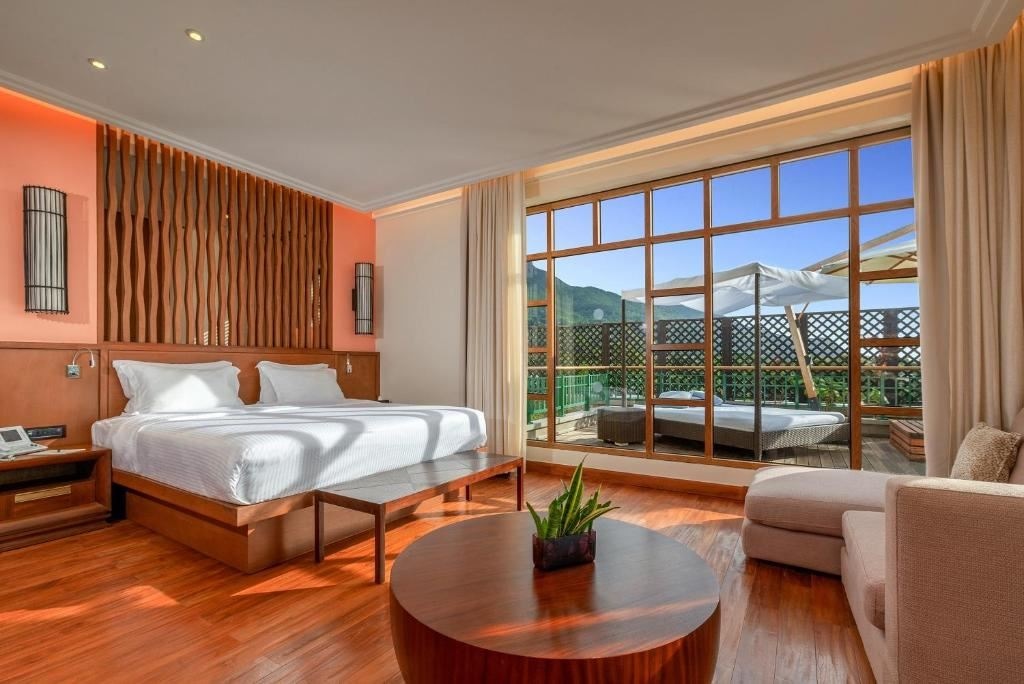 rooms-penthouse-panoramic-view-and-outdoor-jacuzzi