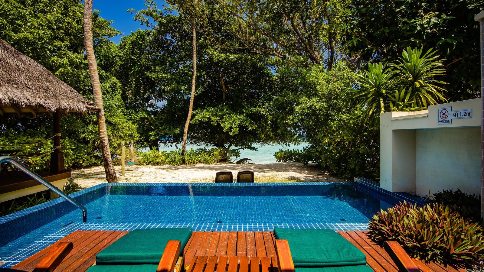 rooms-king-deluxe-beachfront-pool-villas