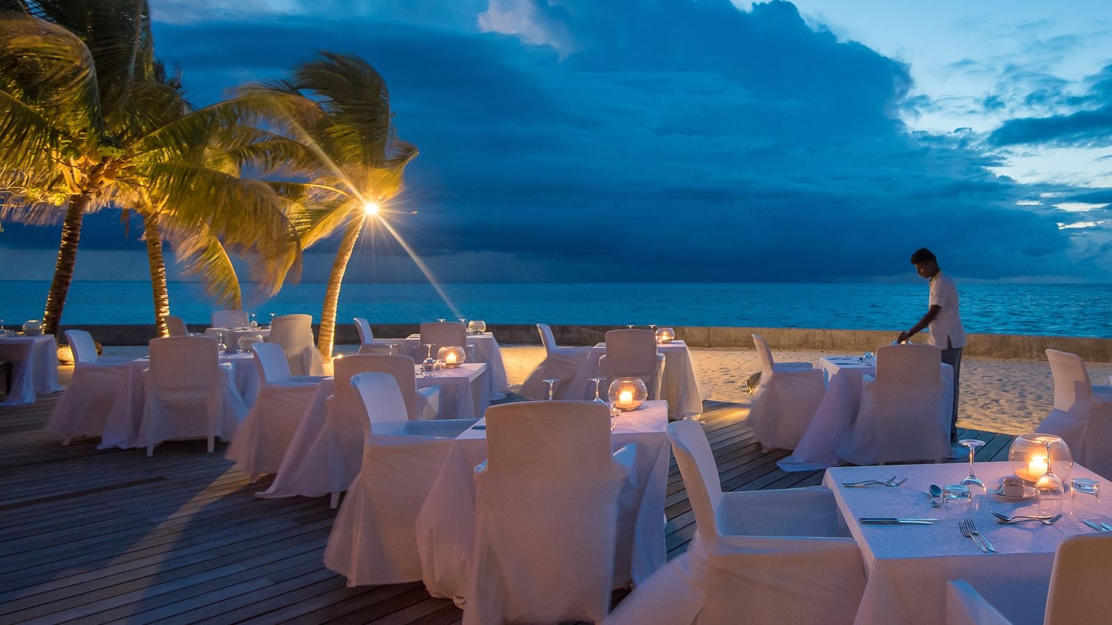 restaurants-meal-on-villacottage-or-beach