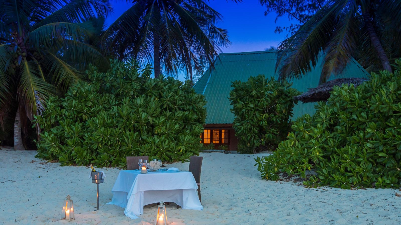 restaurants-meal-on-villacottage-or-beach