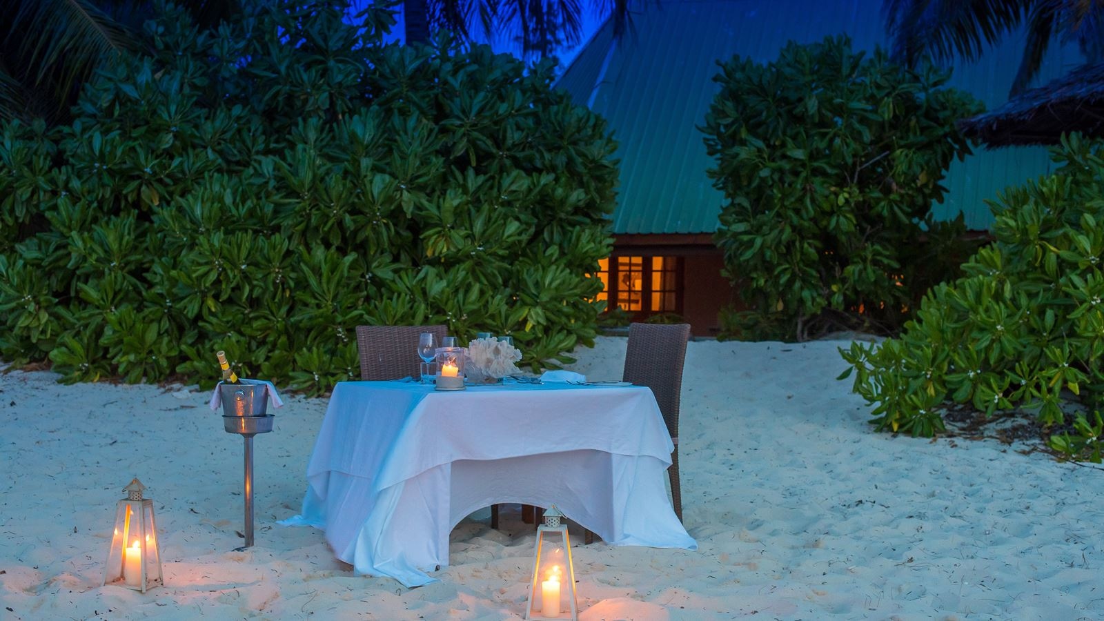restaurants-meal-on-villacottage-or-beach