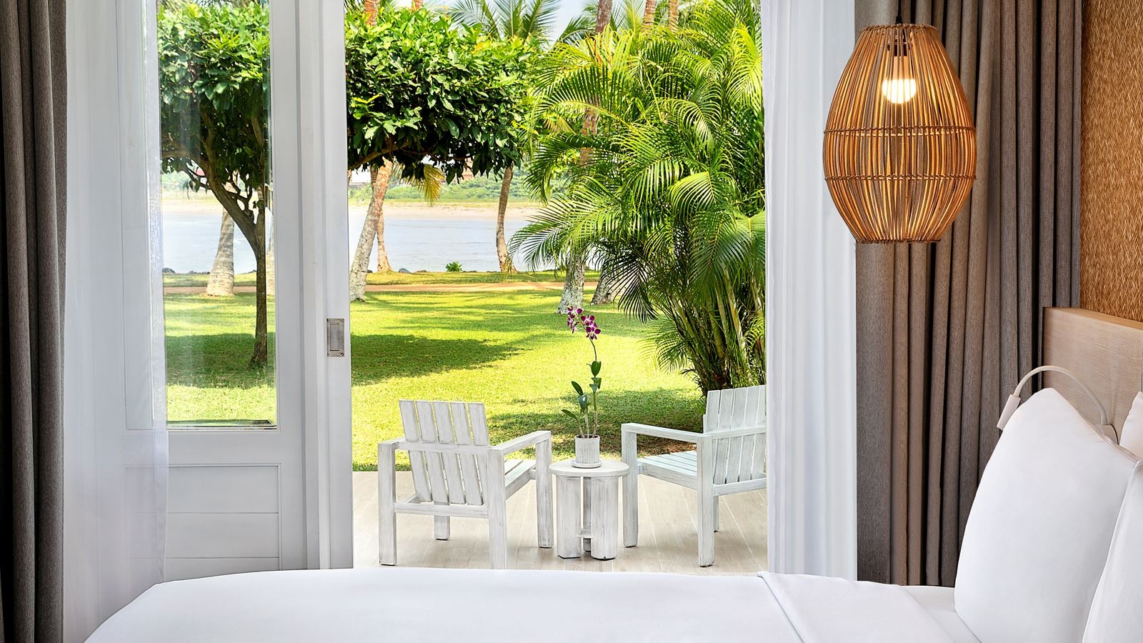 rooms-avani-deluxe-lagoon-view-room