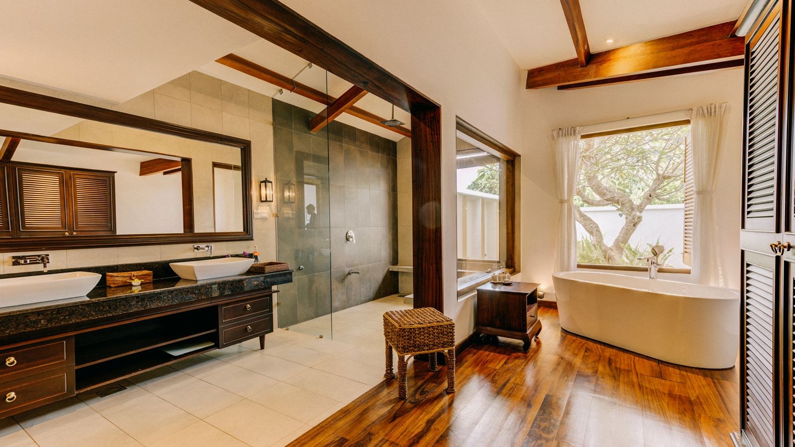 rooms-pool-suite