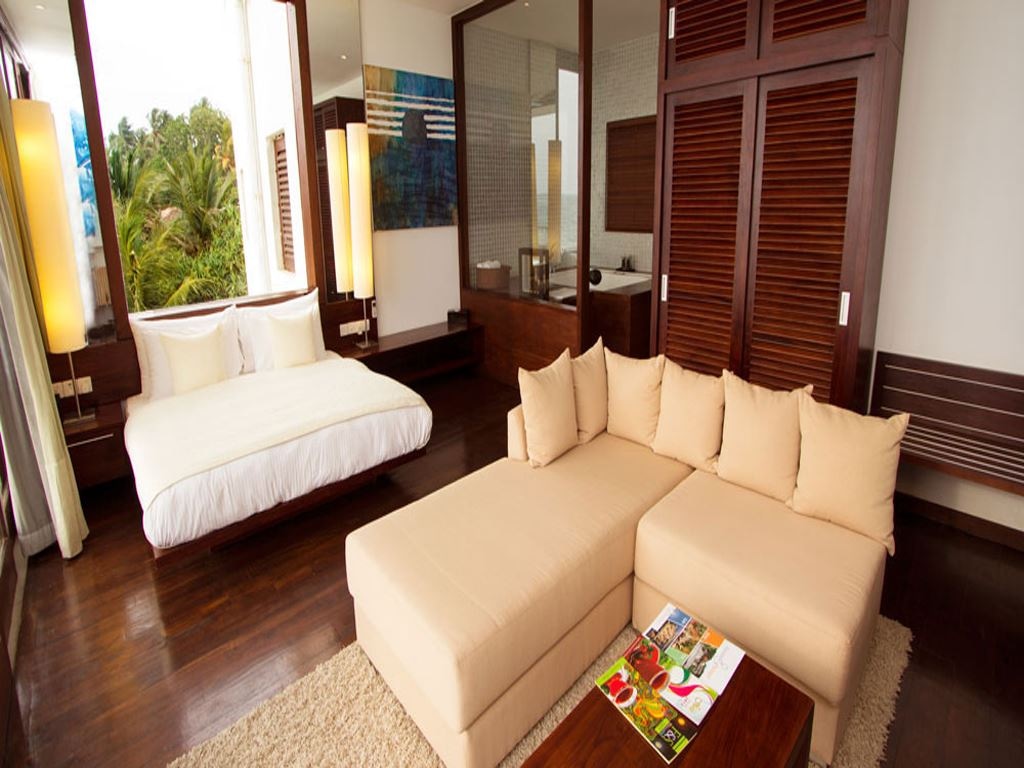 rooms-rose-petals-suites-with-jacuzzi