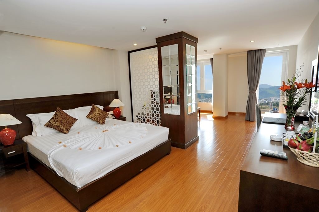 rooms-premier-city-view-with-balcony