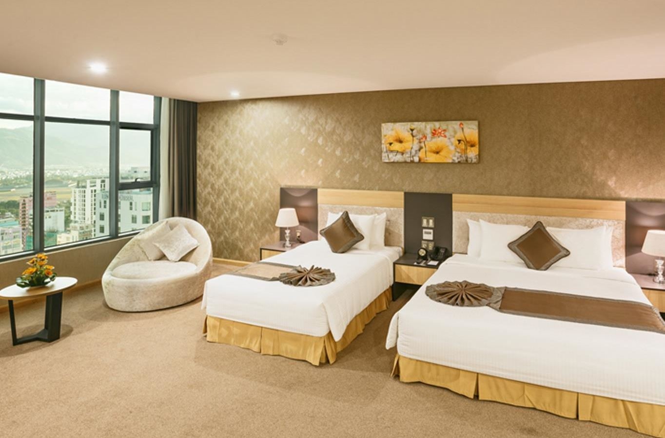 rooms-family-deluxe-triple-city-view