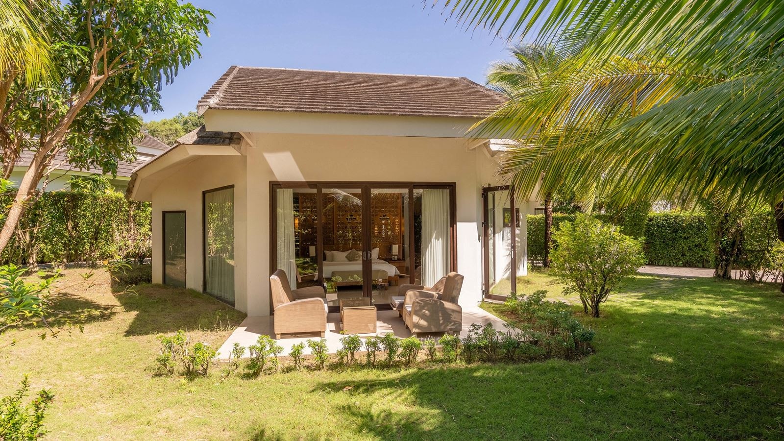 rooms-luxury-villa-garden-view-with-terrace