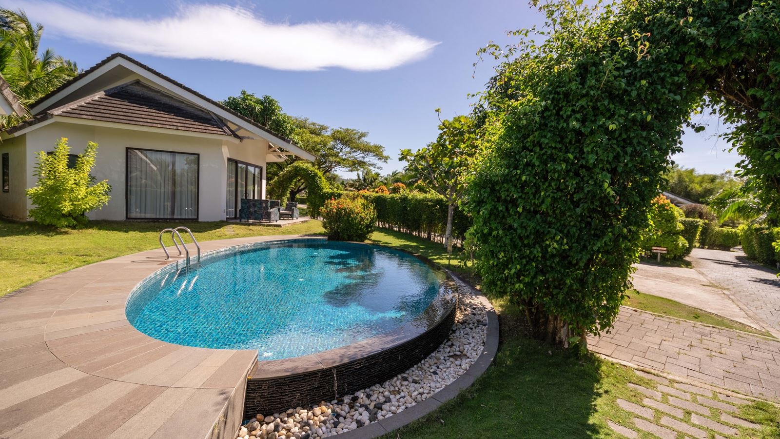 rooms-luxury-villa-poolside-with-terrace