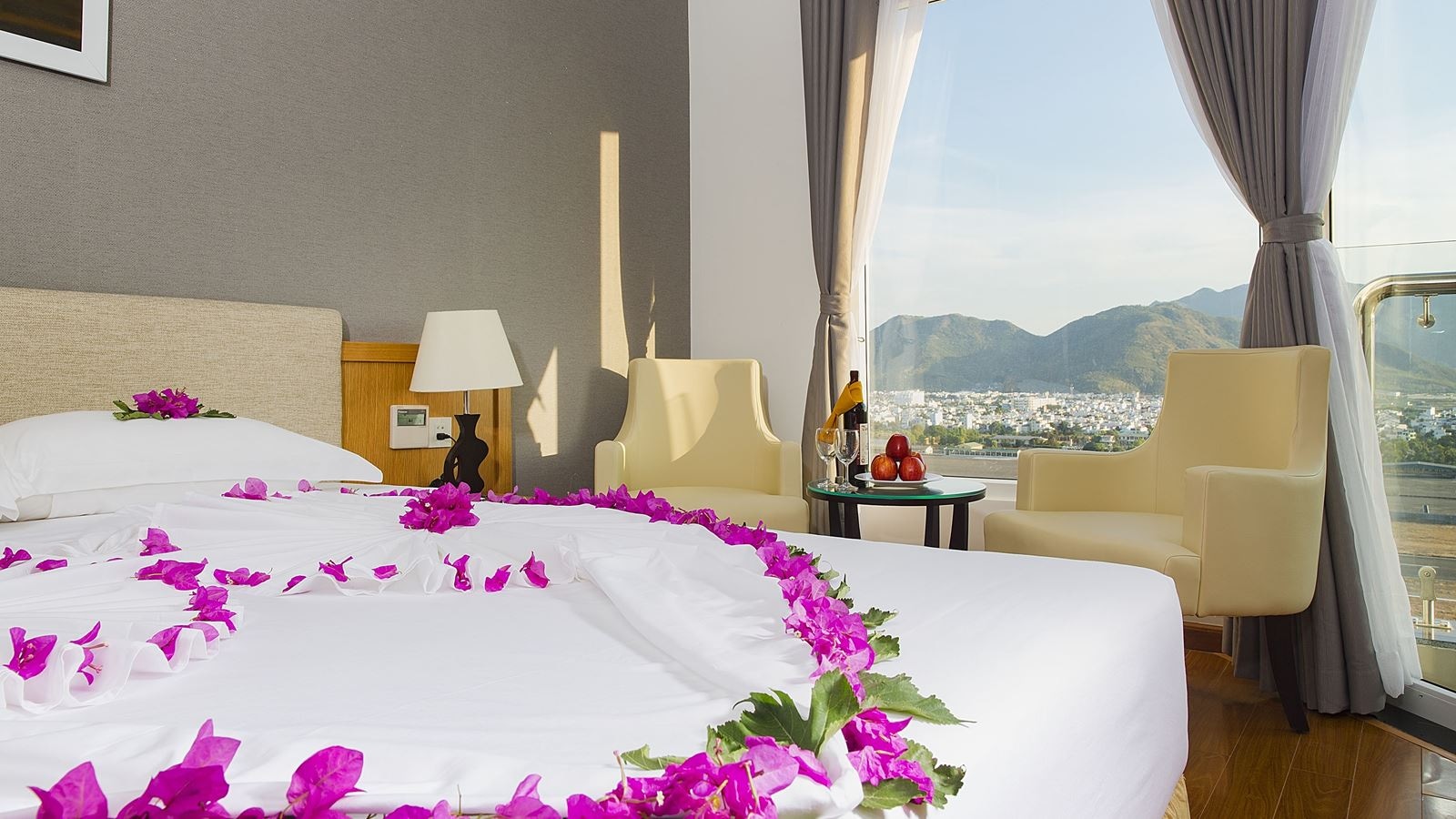 rooms-room-deluxe-cityview-with-balcony-child-without-extra-bed