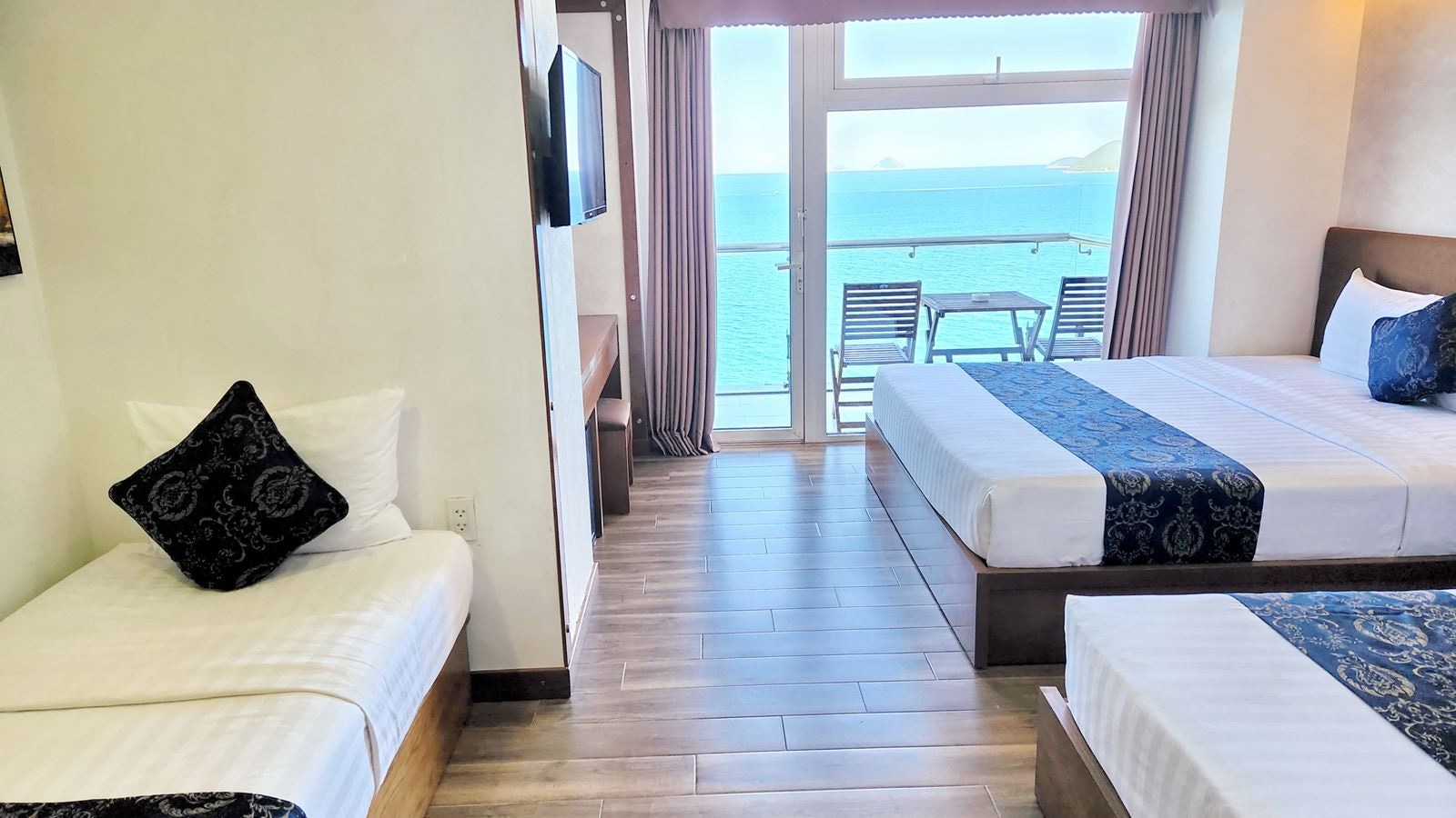 rooms-family-seaview-balcony