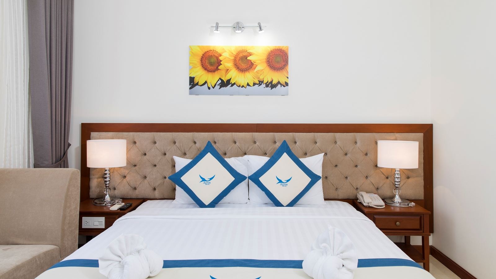 rooms-senior-cityview-with-balcony