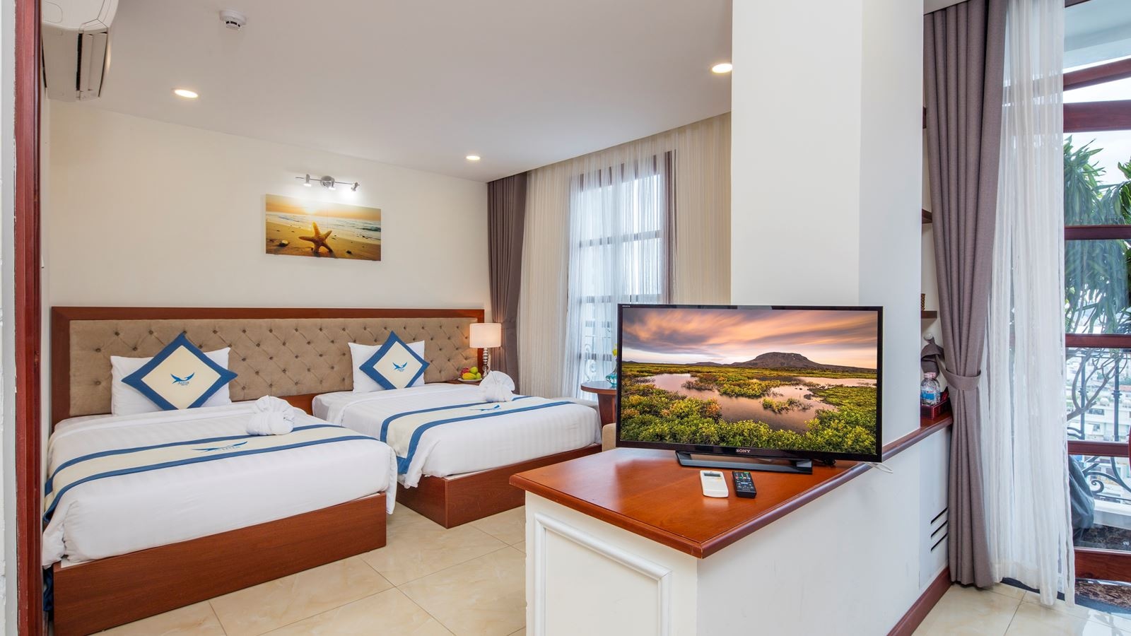 rooms-senior-cityview-with-balcony