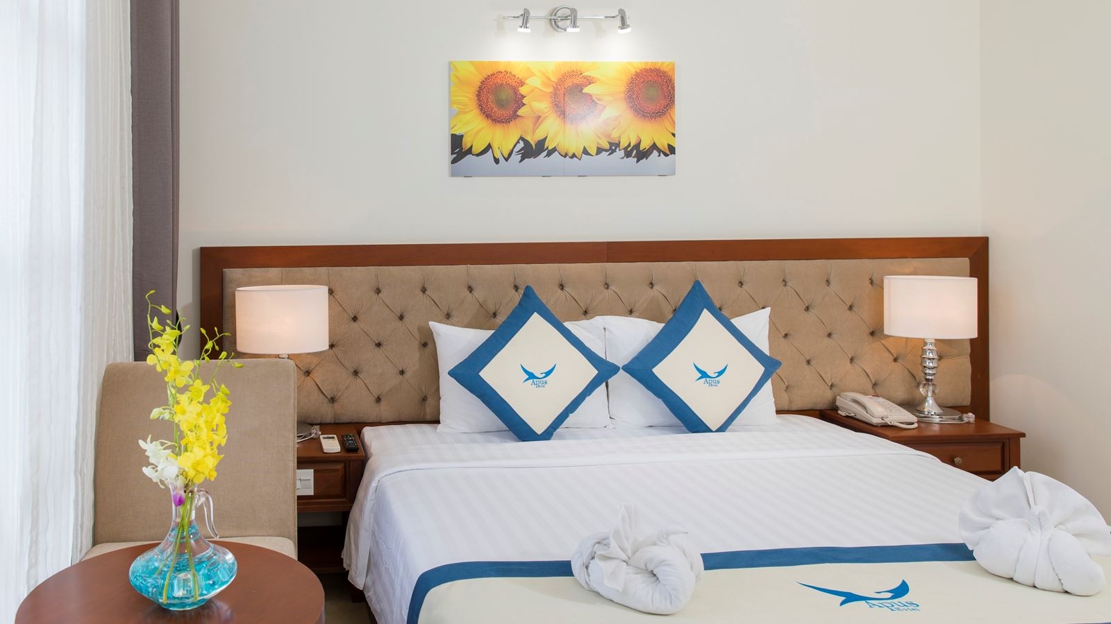 rooms-senior-cityview-with-balcony