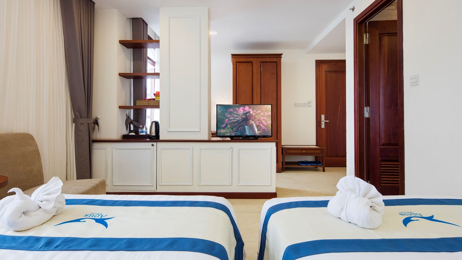 rooms-senior-cityview-with-balcony