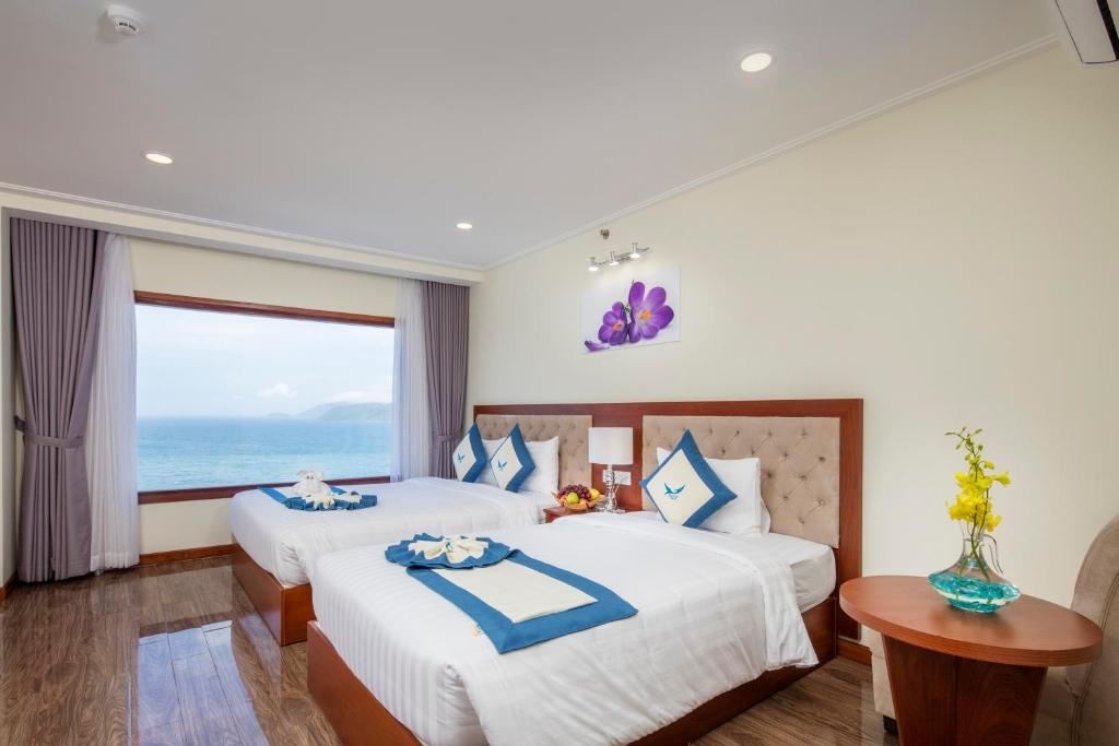 rooms-senior-seaview-with-balcony