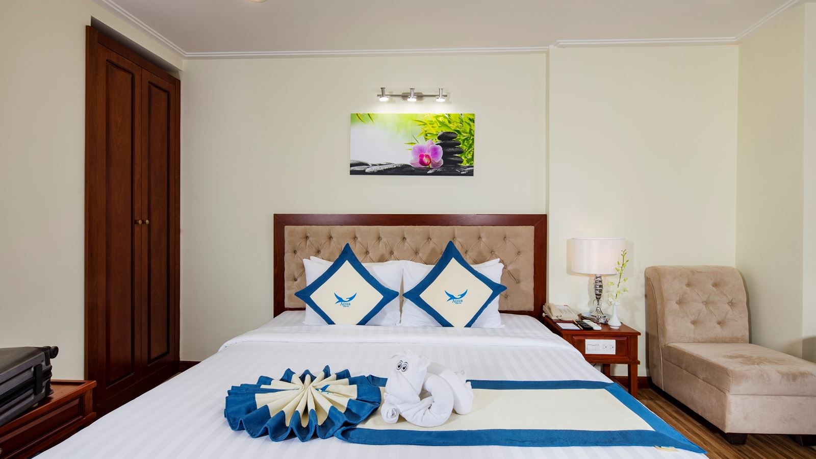 rooms-senior-sea-view-with-balcony