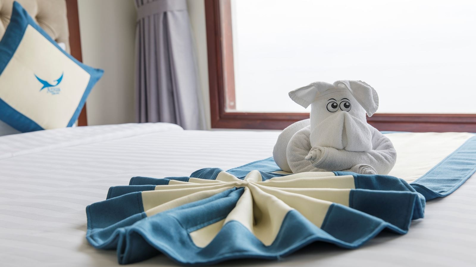 rooms-senior-sea-view-with-balcony-child-without-extra-bed