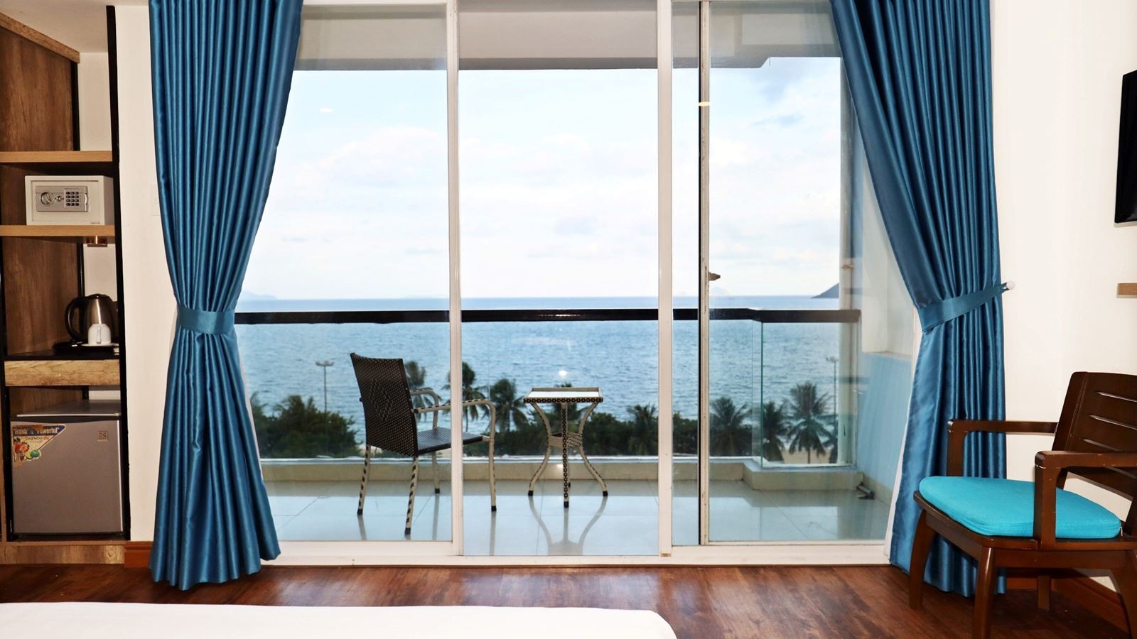 rooms-deluxe-sea-view-with-balcony-child-without-extra-bed