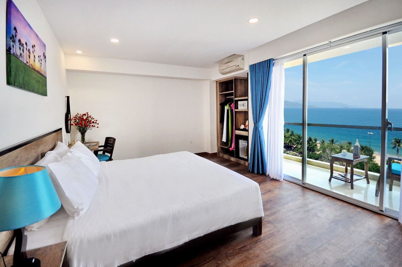 rooms-deluxe-sea-view-with-balcony