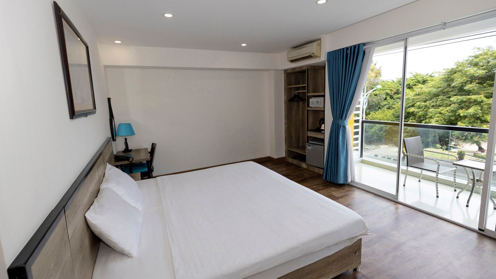 rooms-deluxe-sea-view-with-balcony