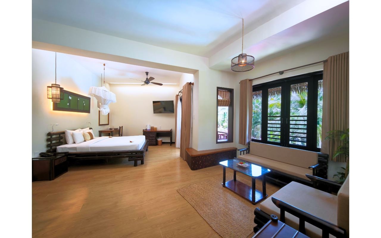 rooms-indochine-suite-garden-view-with-balcony
