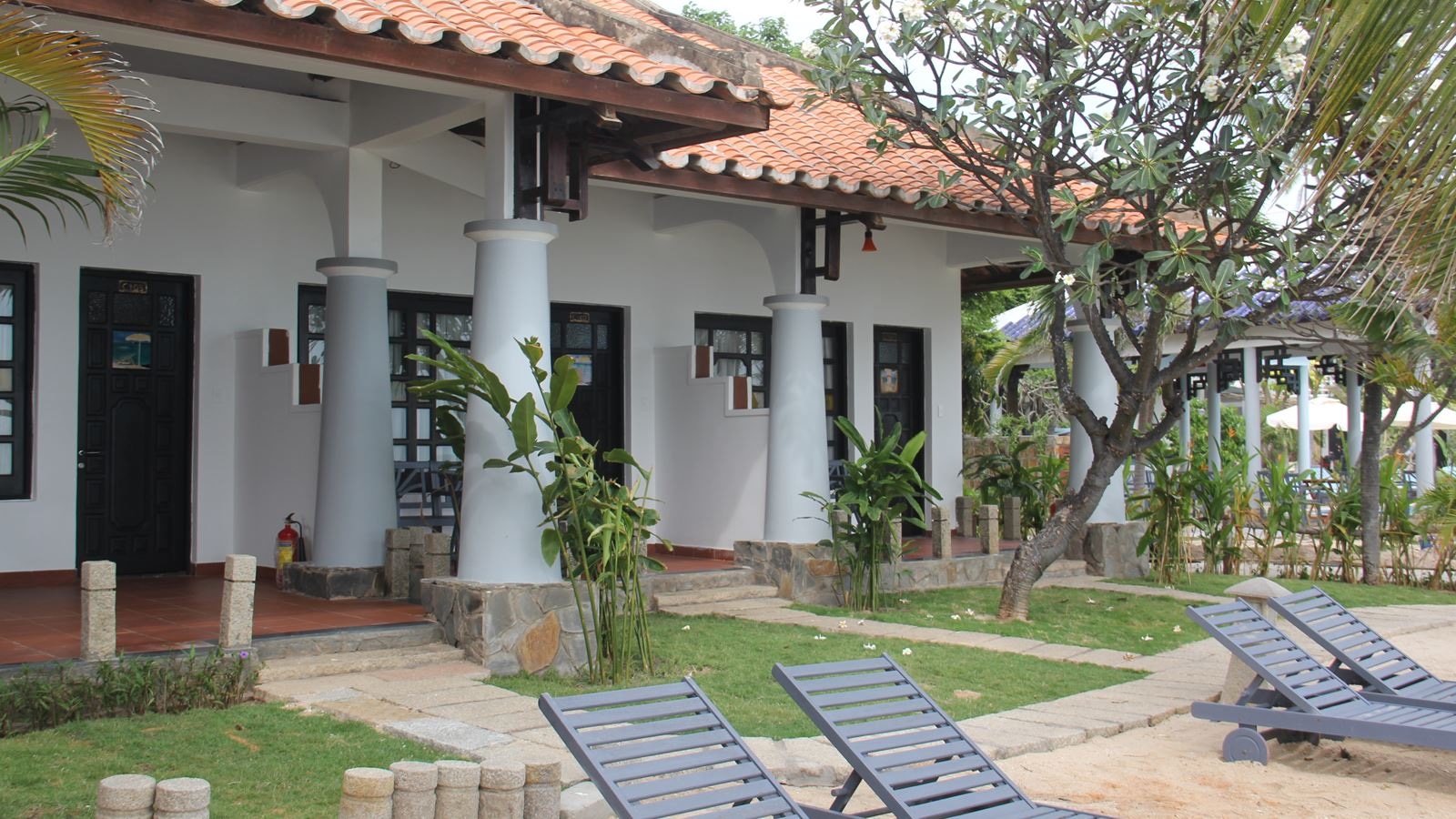 rooms-beachfront-bungalow
