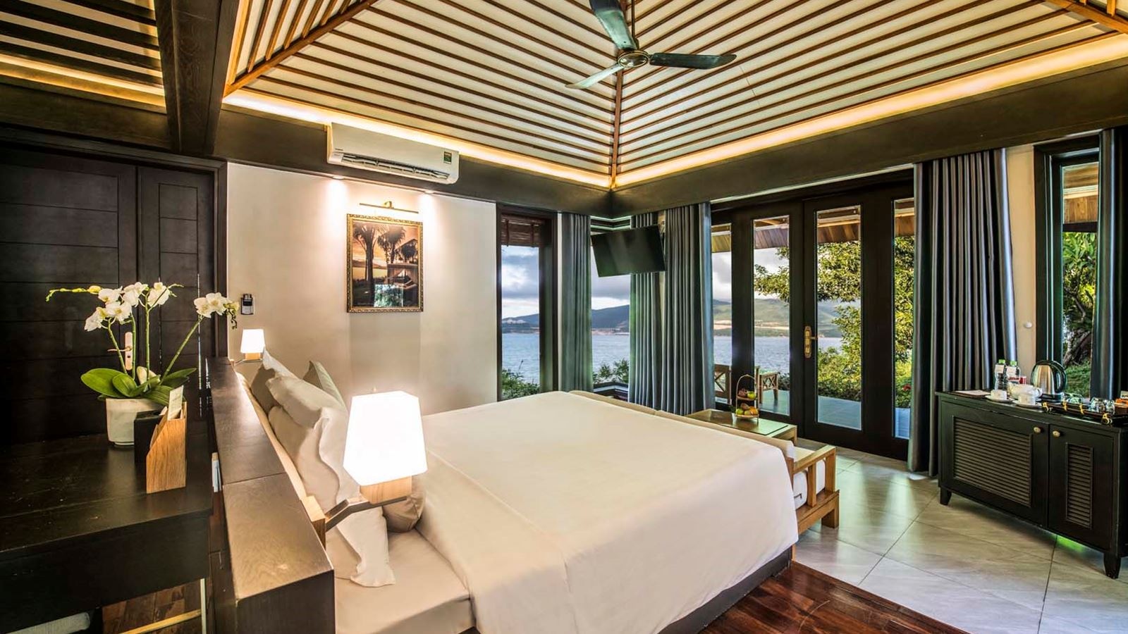 rooms-deluxe-bungalow-sea-view