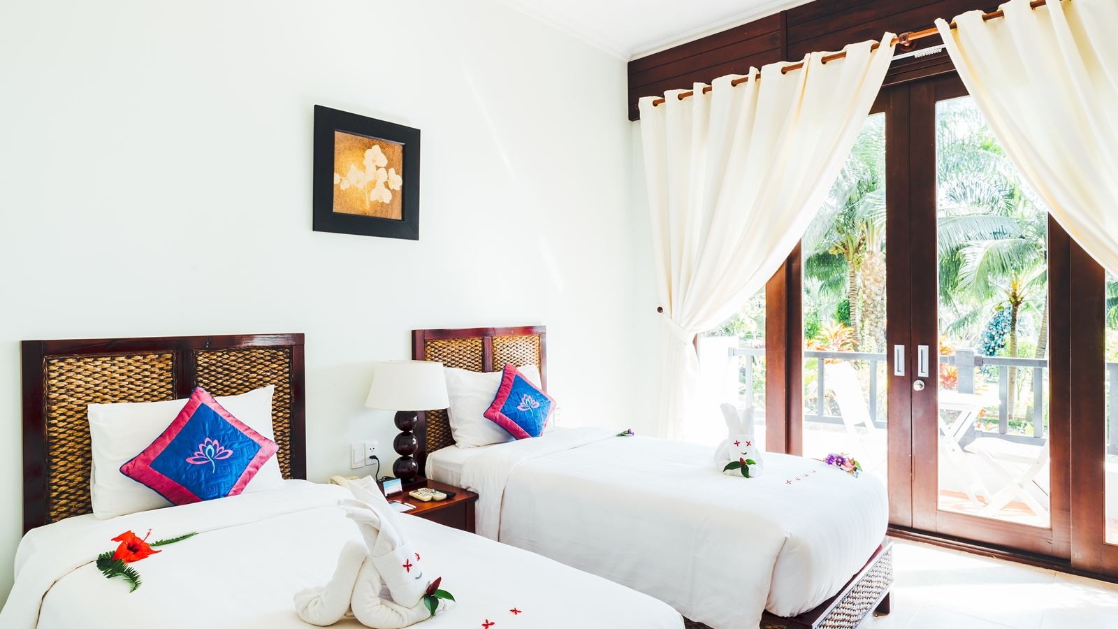 rooms-deluxe-garden-view-balcony
