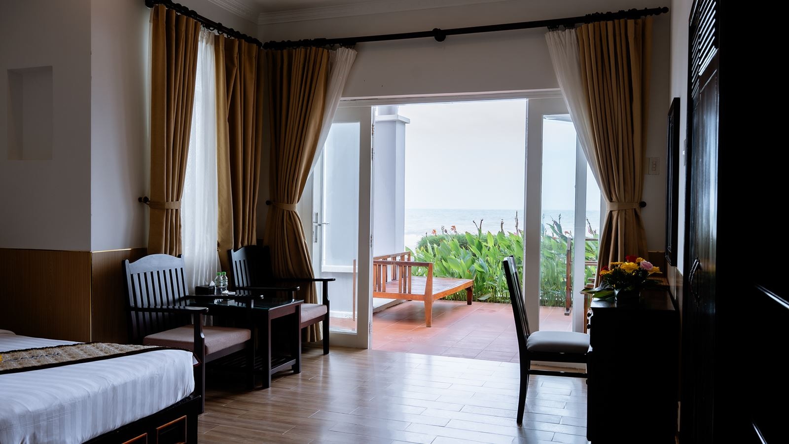 rooms-villa-beachfront-with-terrace