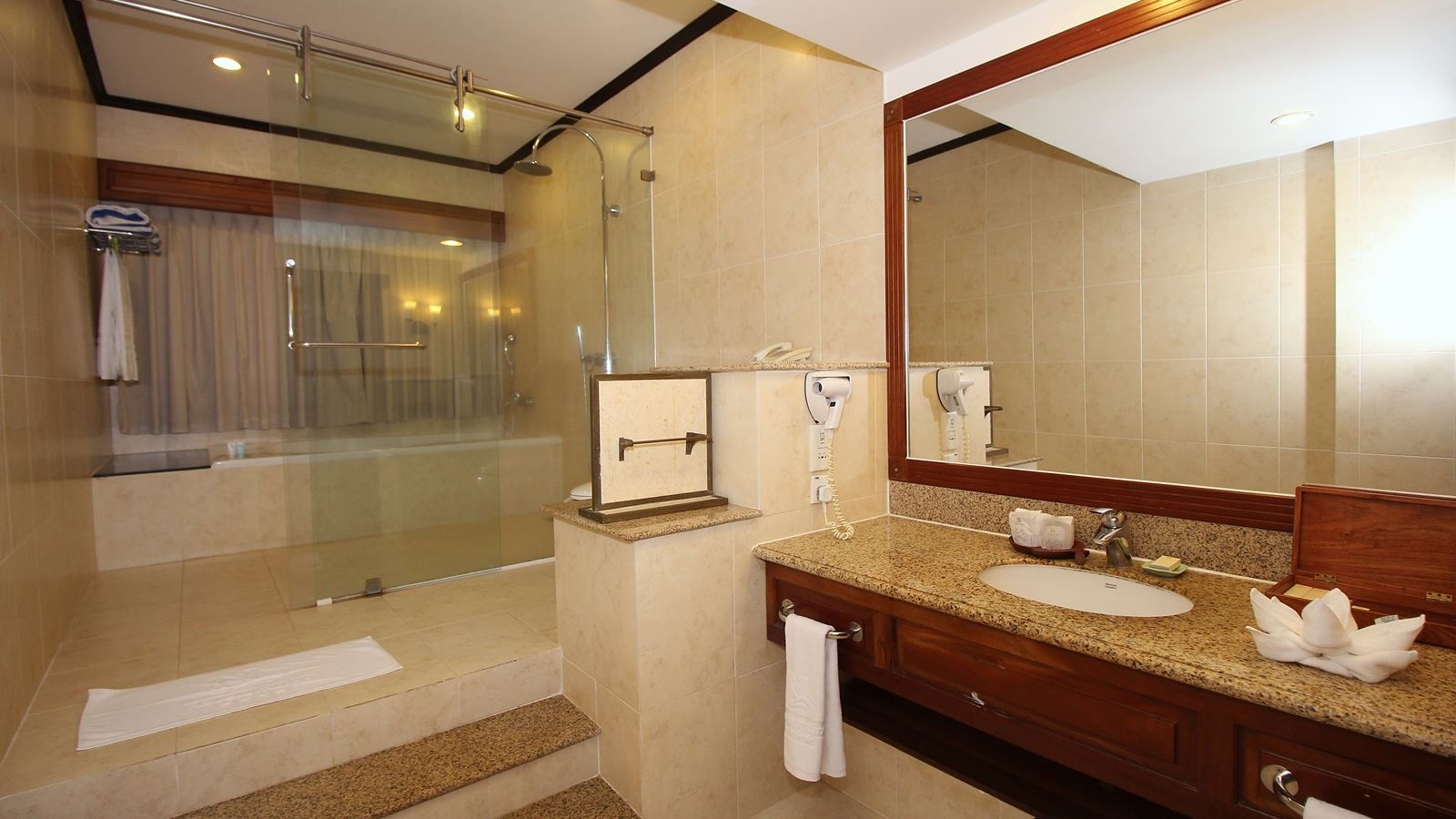 rooms-novela-suite-city-view