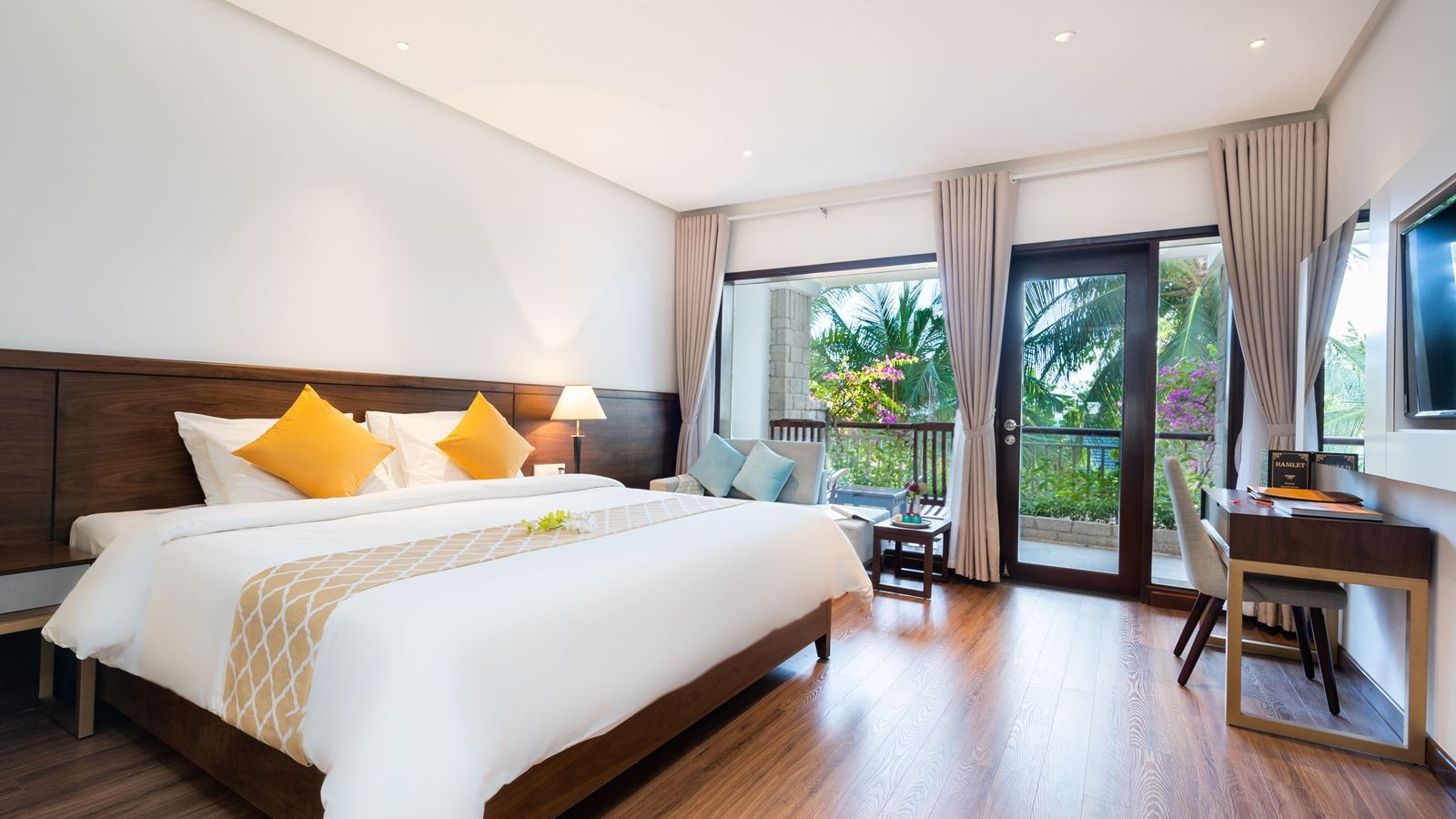 rooms-deluxe-garden-view-with-balcony