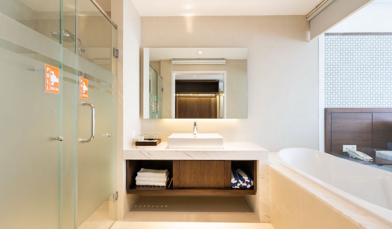 rooms-deluxe-ocean-view-with-balcony