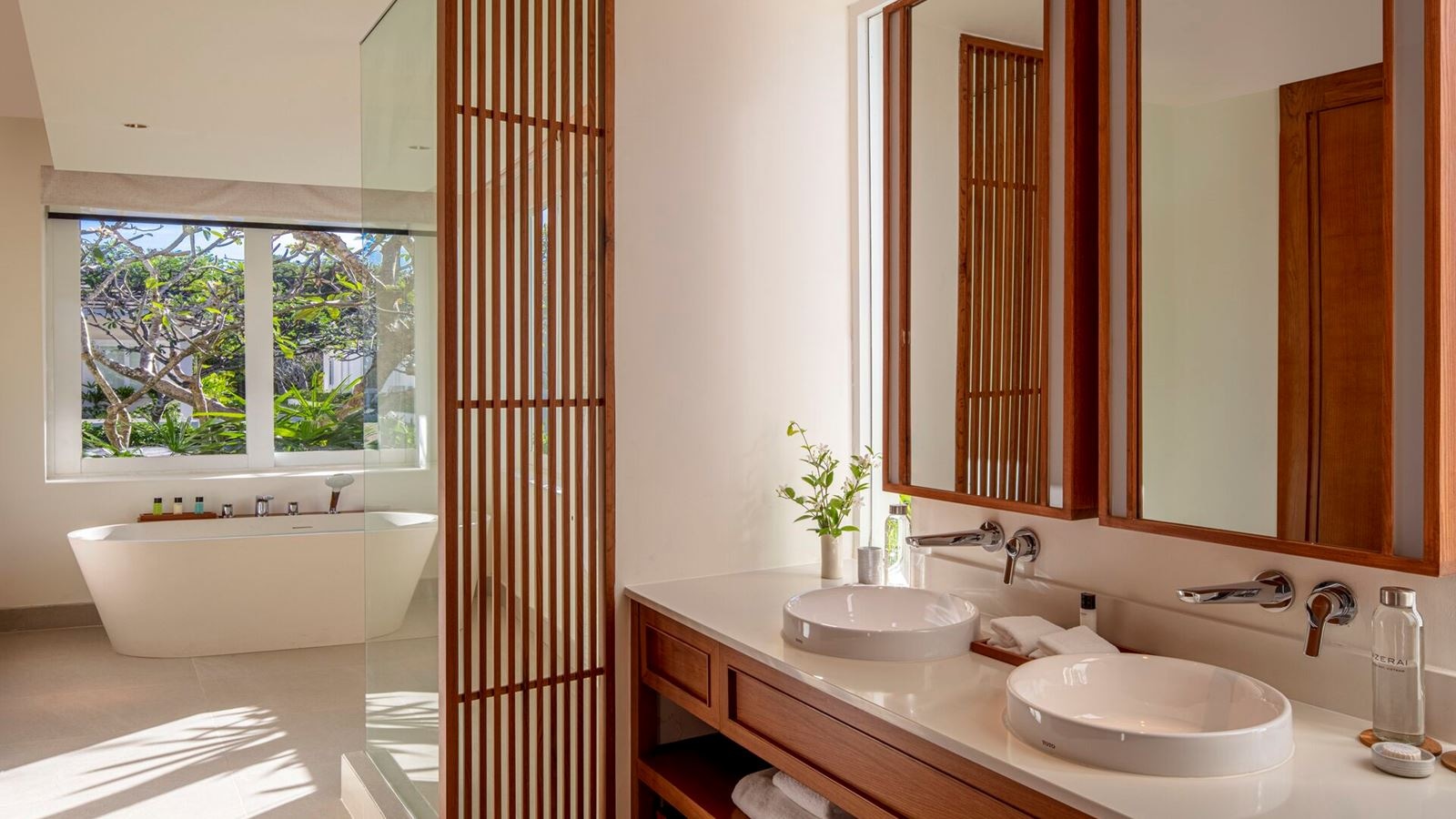 rooms-deluxe-suite-pool-view-no-extra-bed