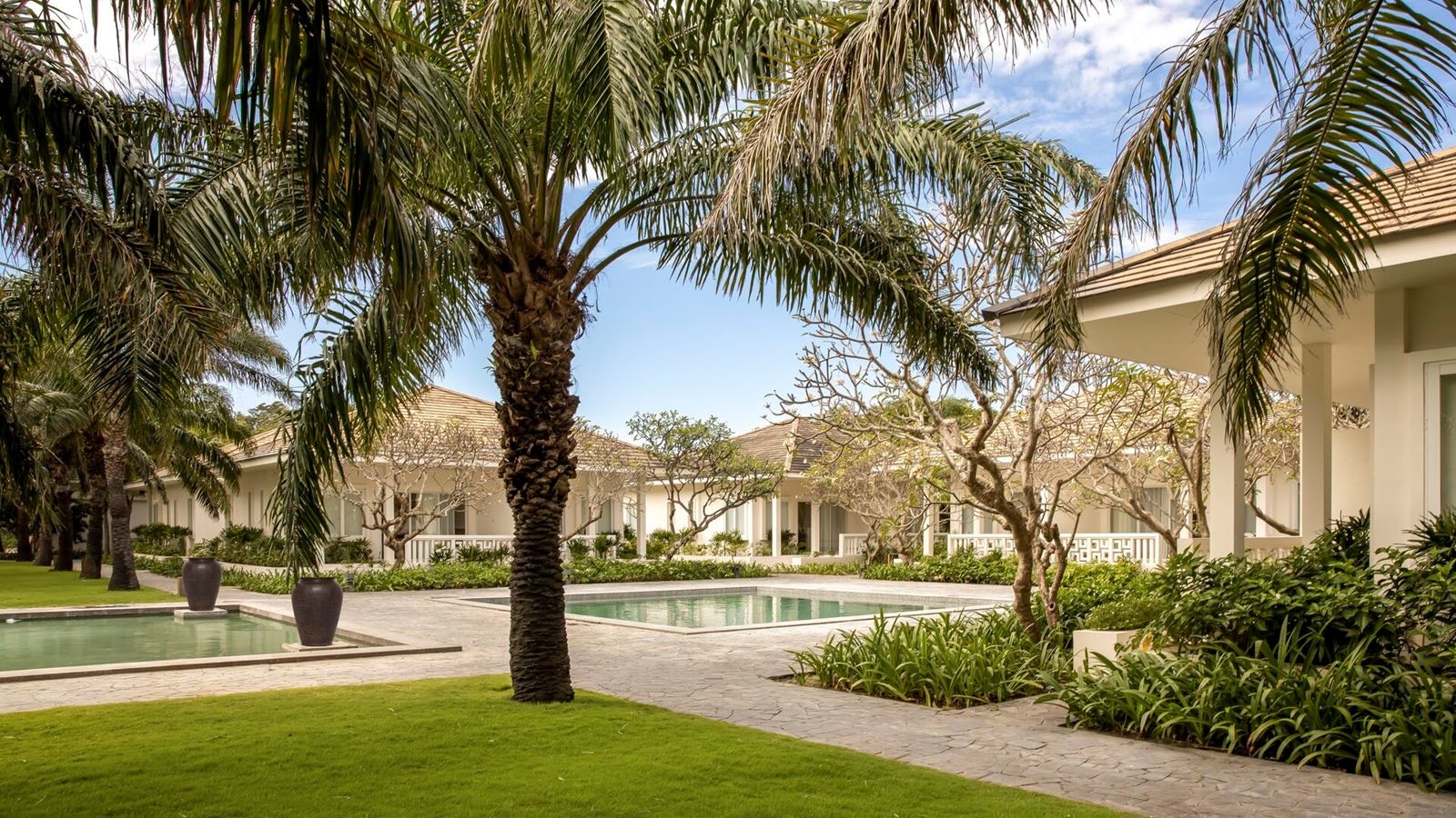 rooms-deluxe-suite-pool-view-no-extra-bed