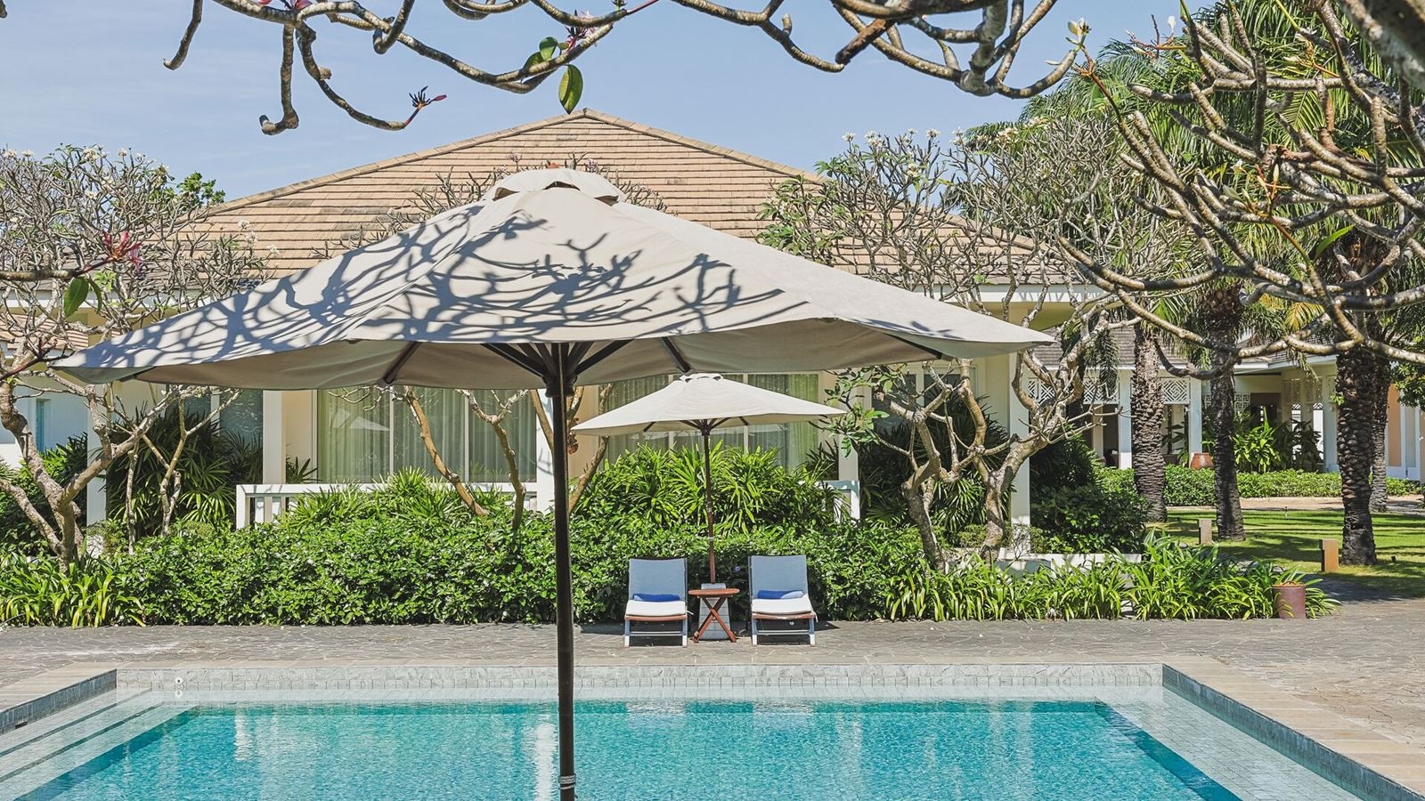 rooms-deluxe-suite-pool-view-no-extra-bed