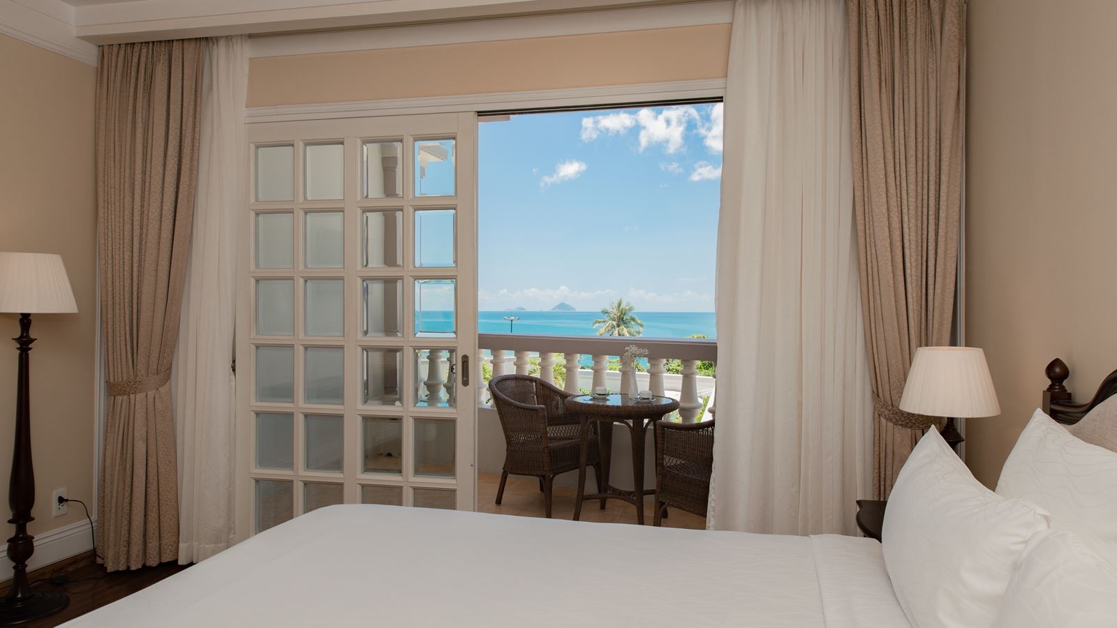rooms-deluxe-ocean-view-with-balcony
