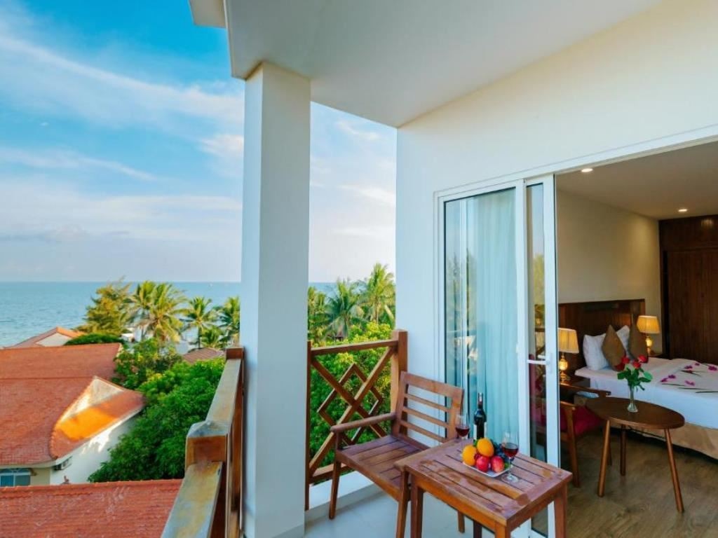 rooms-deluxe-sea-view-balcony