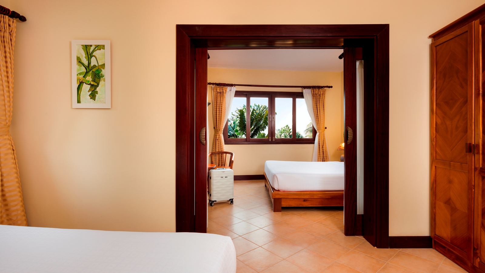 rooms-family-room-garden-view