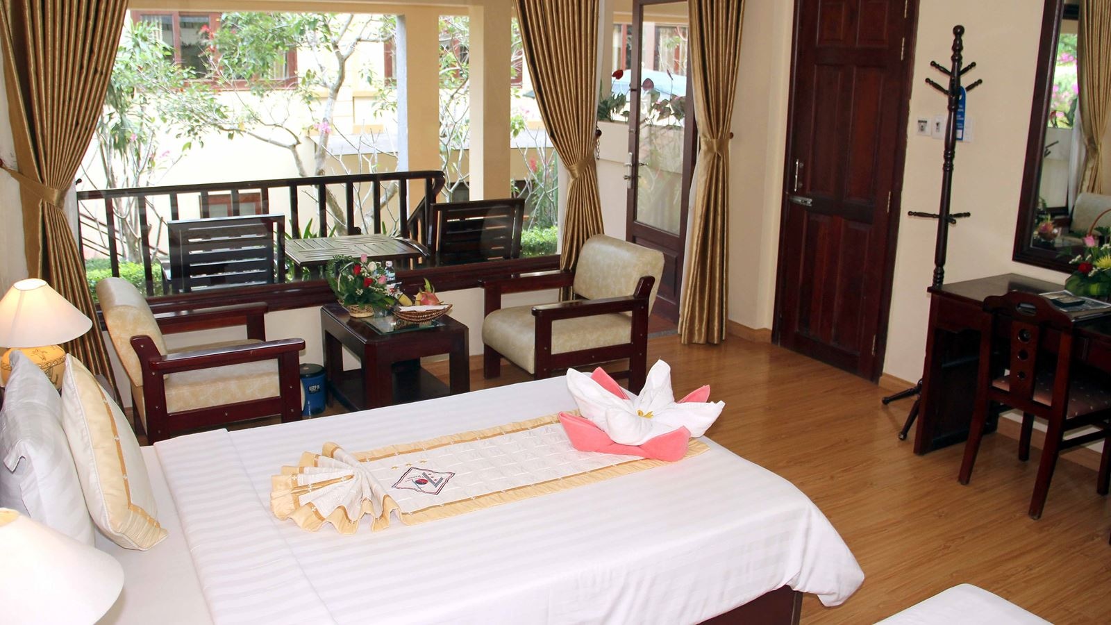 rooms-room-deluxe-hill-view-at-hill-side-with-balcony