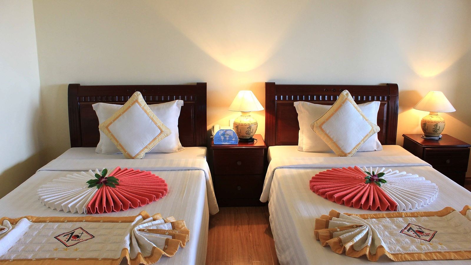 rooms-room-deluxe-seaview-at-hill-side-with-balcony-child-without-extra-bed