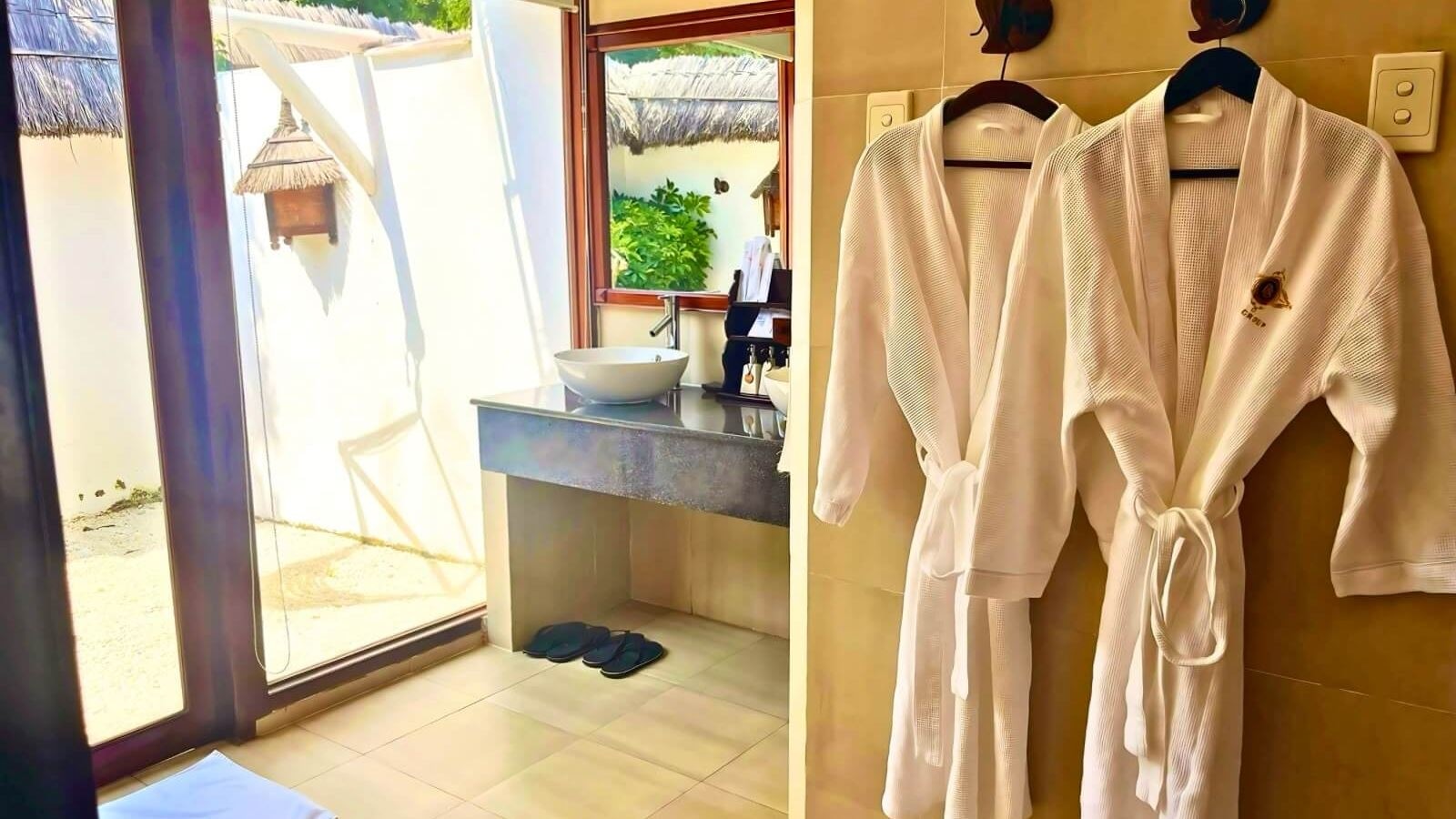 rooms-beachfront-bungalow-child-without-extra-bed