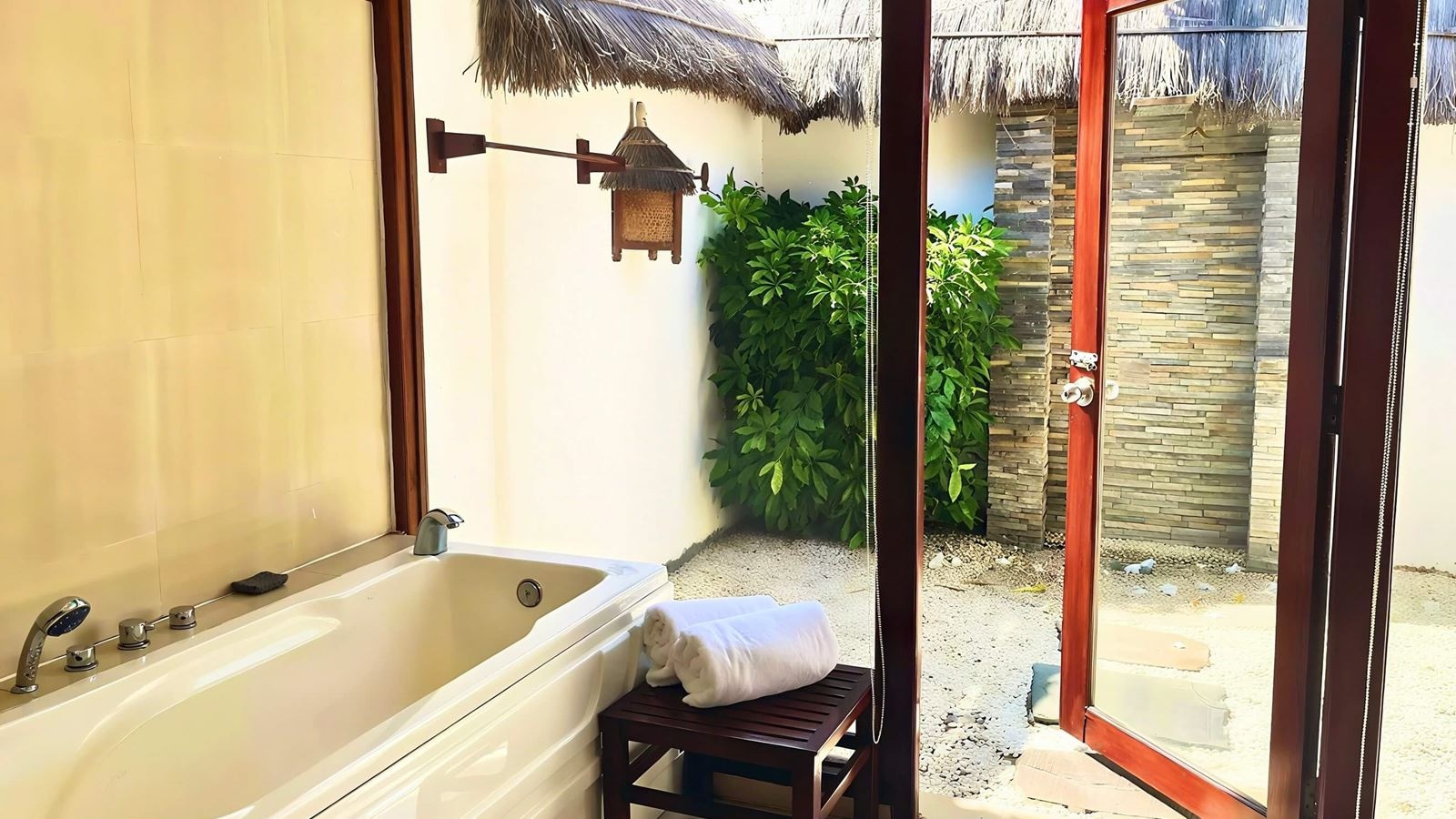 rooms-beachfront-bungalow-child-without-extra-bed